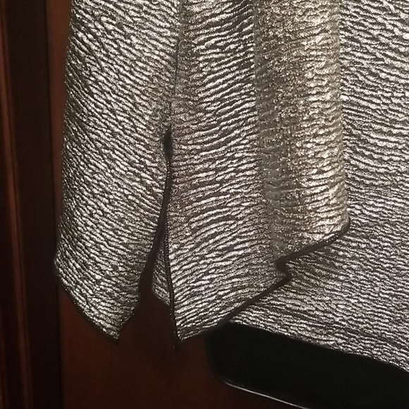 Silver Metallic Classy Top - Picture 4 of 7